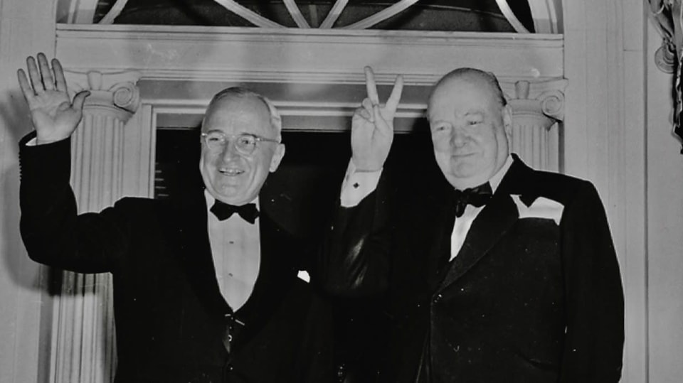 Winston Churchill a jeho slavné gesto symbolizující vítězství, zde navíc s americkým prezidentem Harry Trumanem.